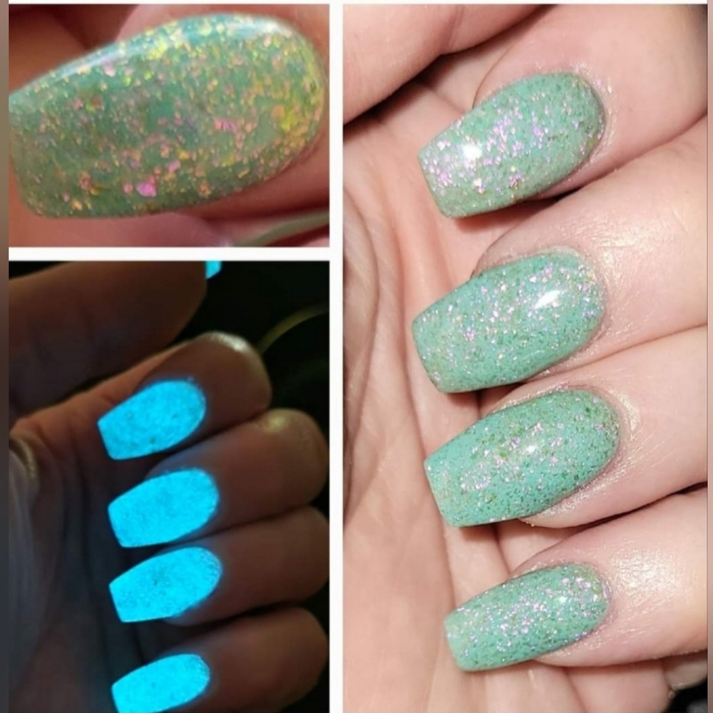 Sparkle & Co Crystal's Island Paradise Mini Dip Powder. GLOWS!